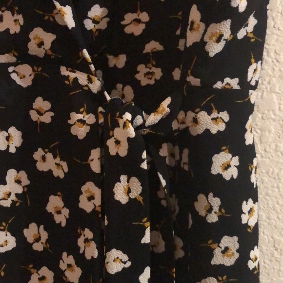 Flowy flower mini wrap dress - Picture 6 of 6
